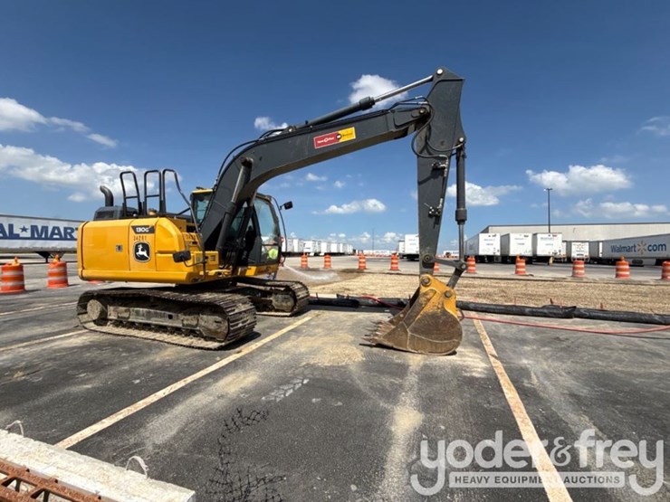 2022-deere-130g-image-1