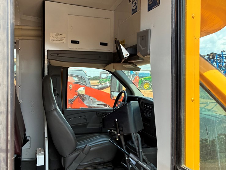 #t8044-•-chevy-bus-image-5