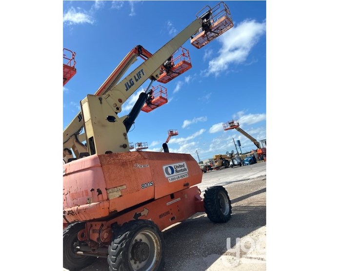 2017-jlg-800s-image-2