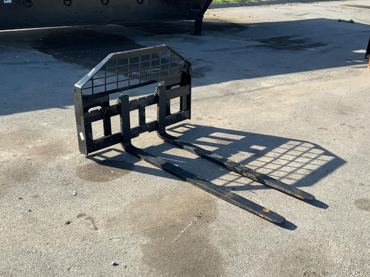 skid-steer-pallet-fork-attachment-image-3