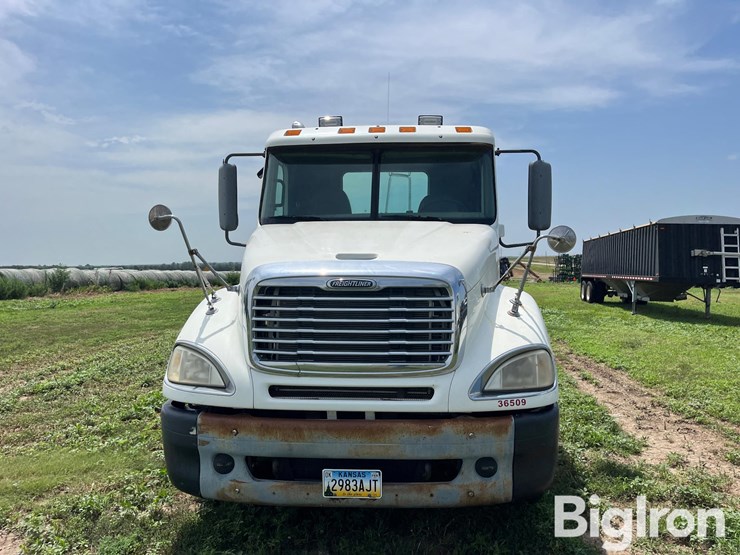 2004-freightliner-t/a-truck-tractor-image-2