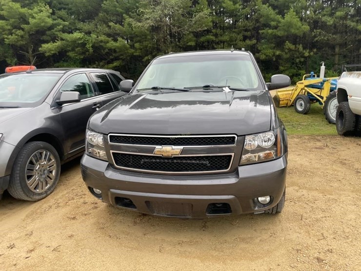 2010-chevrolet-suburban-image-2