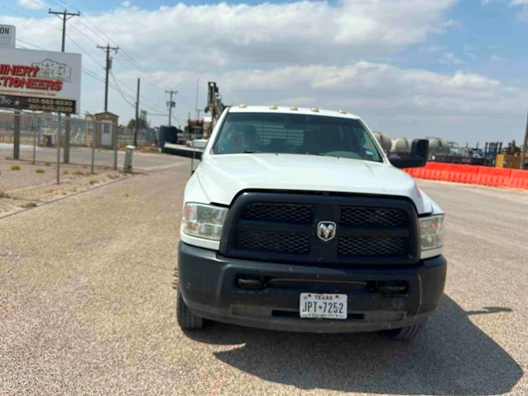 2017-dodge-ram-3500-image-2