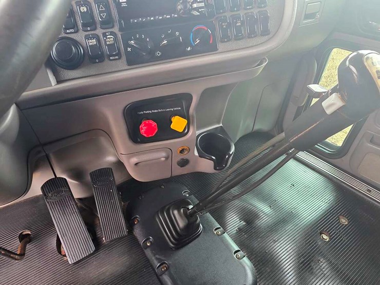 2015-peterbilt-389-image-3