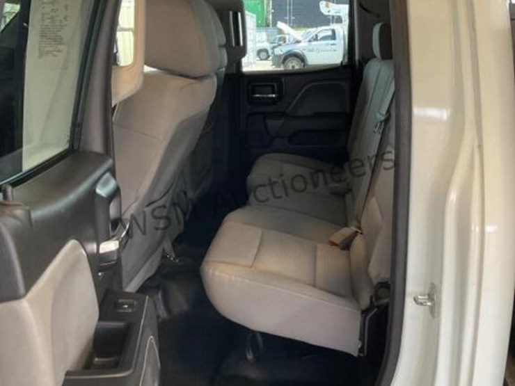 2015-chevrolet-3500-image-24