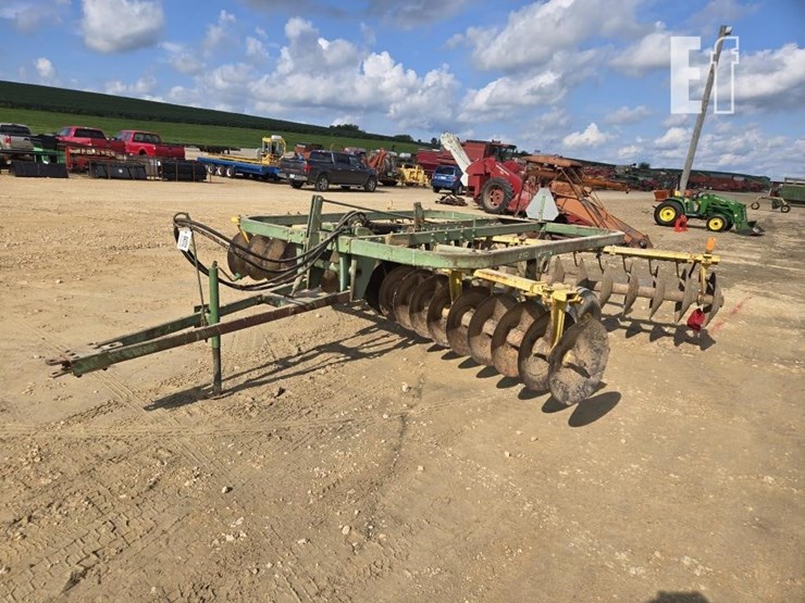 john-deere-210-image-1