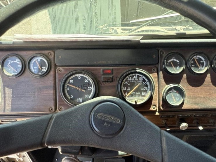 1998-freightliner-fld112-image-16