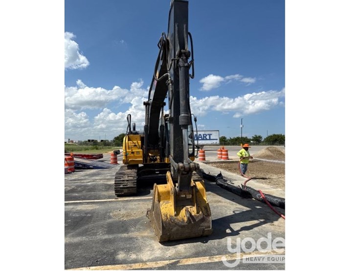 2022-deere-130g-image-3