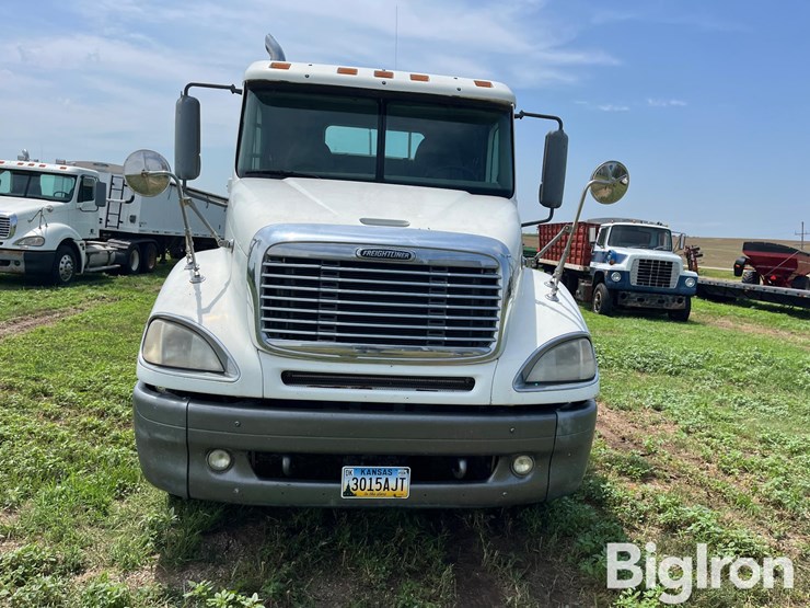 2003-freightliner-t/a-truck-tractor-image-2