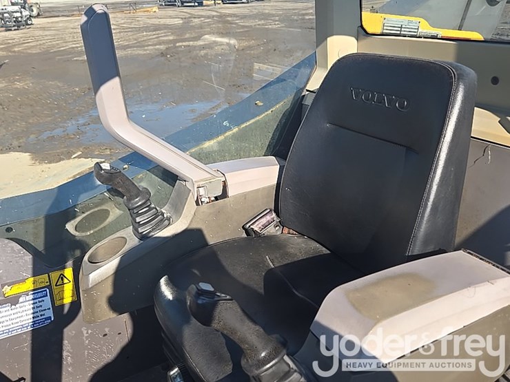 2012-volvo-mc135c-image-44