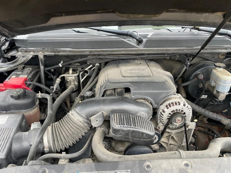 2010-chevrolet-suburban-image-21