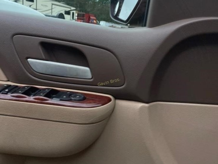 2010-chevrolet-suburban-image-20