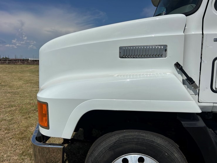 2001-mack-ch613-image-16