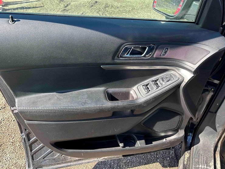 2017-ford-explorer-image-12