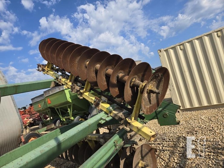 john-deere-220-image-11