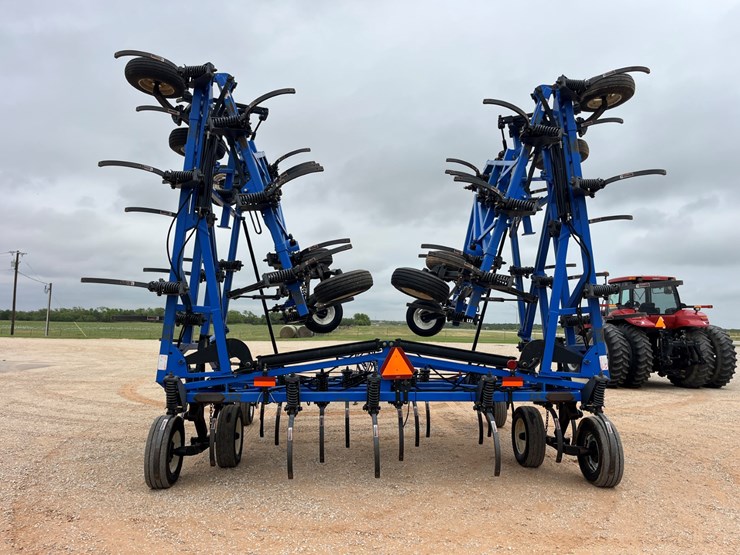 2014-new-holland-st830-image-12