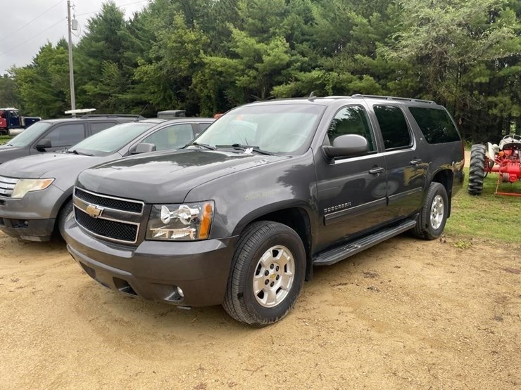 2010-chevrolet-suburban-image-1