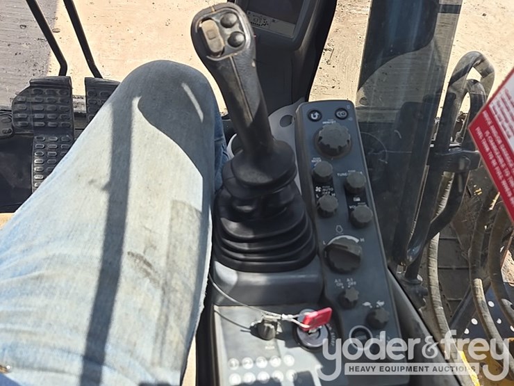 2017-deere-210g-lc-image-69