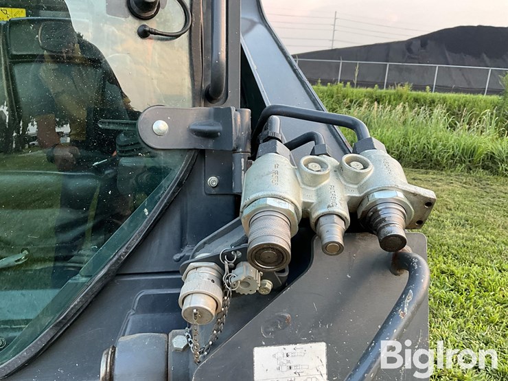 2017-deere-317g-image-14