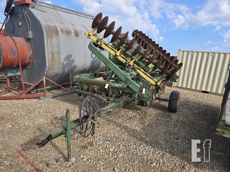 john-deere-220-image-1