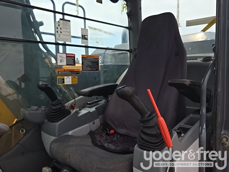 2022-deere-130g-image-69