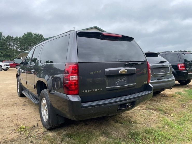 2010-chevrolet-suburban-image-9