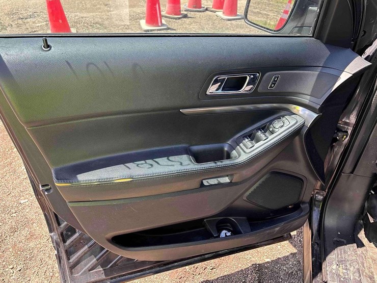 2019-ford-explorer-image-12
