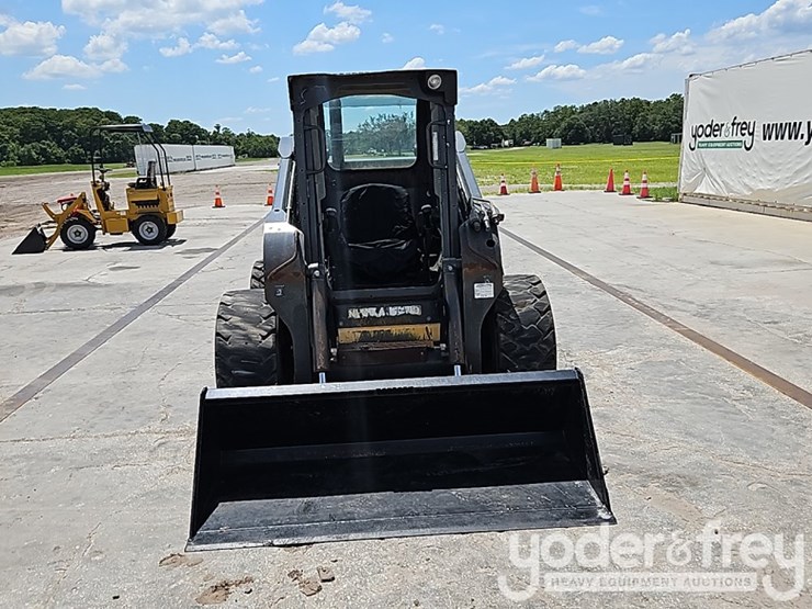 2015-new-holland-l230-image-11