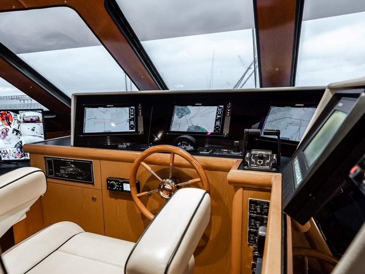 #18-•-2003-breaux-brothers-85'-yacht-|-"come-monday"-image-32