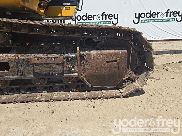 2017-deere-210g-lc-image-23