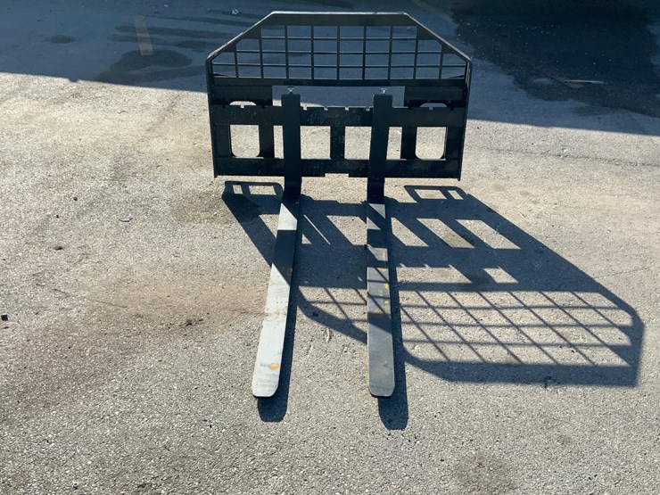 skid-steer-pallet-fork-attachment-image-2