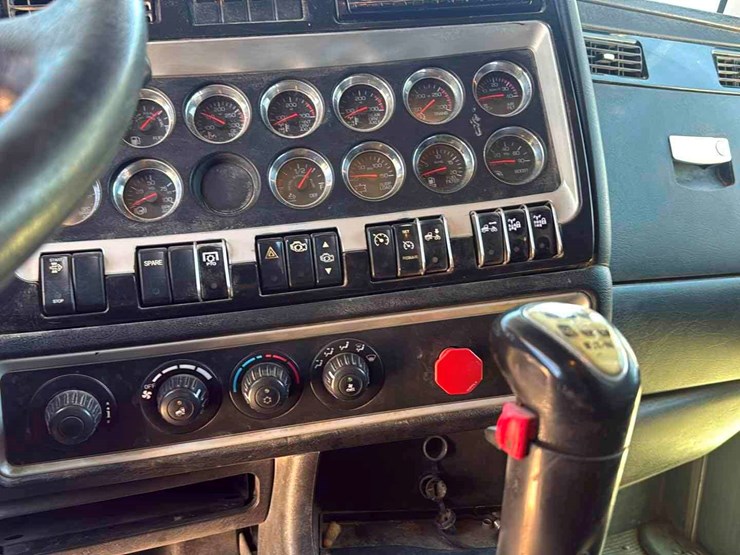 2015-kenworth-t800-image-10