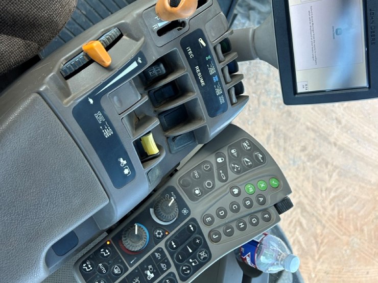 2010-john-deere-8320r-image-36