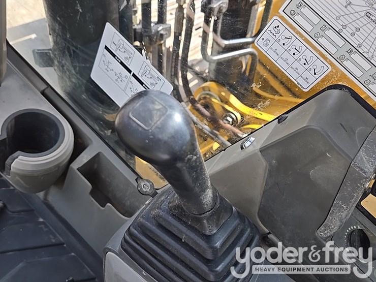 2015-caterpillar-329fl-image-67