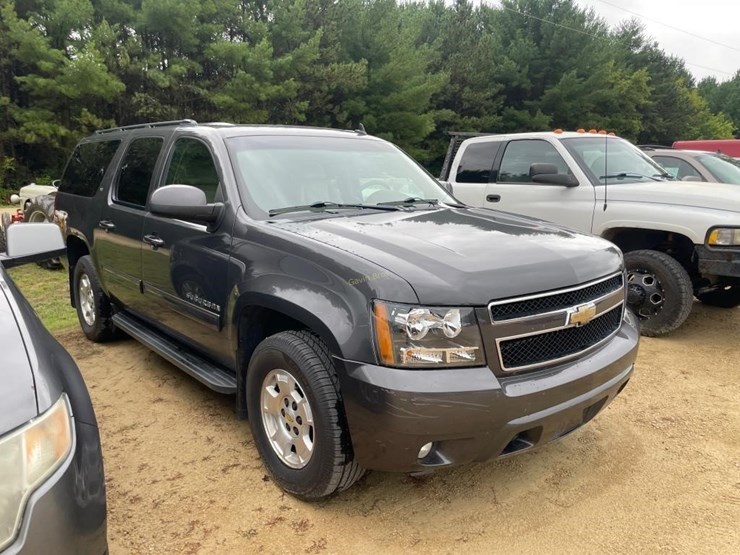 2010-chevrolet-suburban-image-3