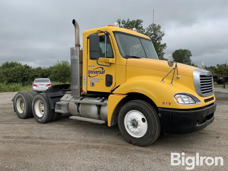 2010-freightliner-columbia-120-image-3