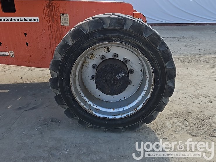 2017-jlg-800s-image-22