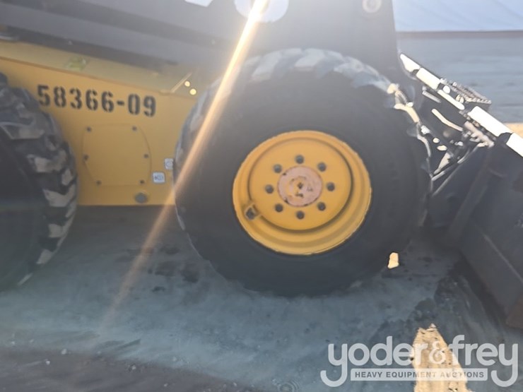2012-volvo-mc135c-image-23