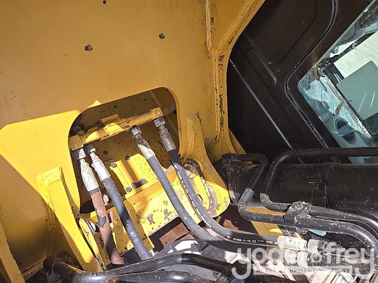 2015-caterpillar-329fl-image-40