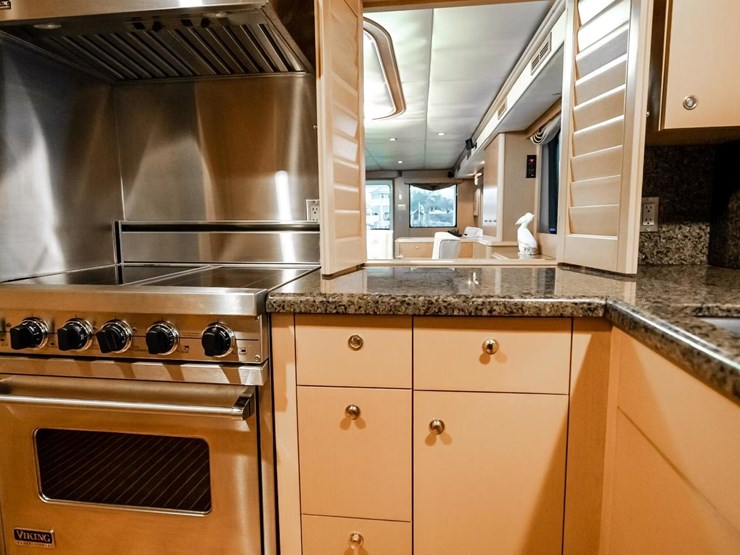 #18-•-2003-breaux-brothers-85'-yacht-|-"come-monday"-image-48