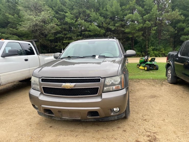 2011-chevrolet-suburban-image-2