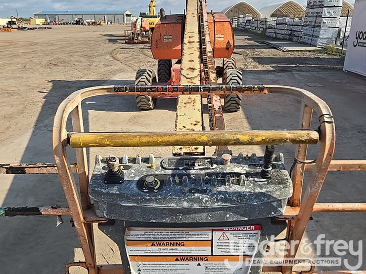 2017-jlg-800s-image-27