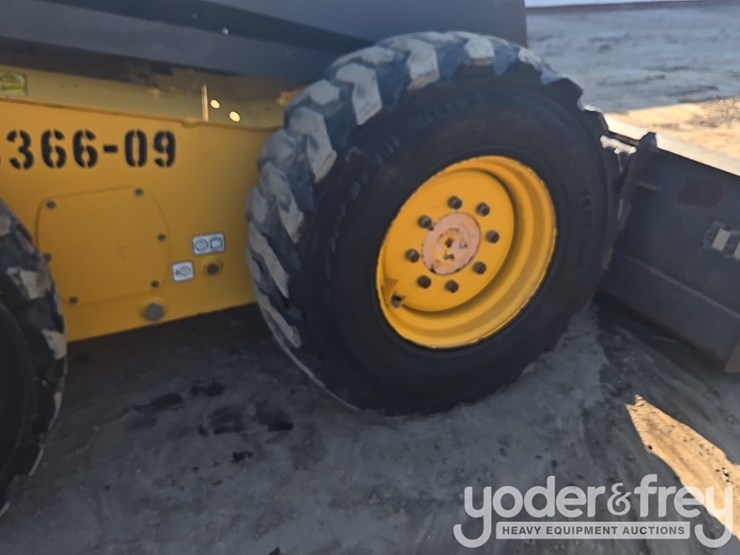 2012-volvo-mc135c-image-22