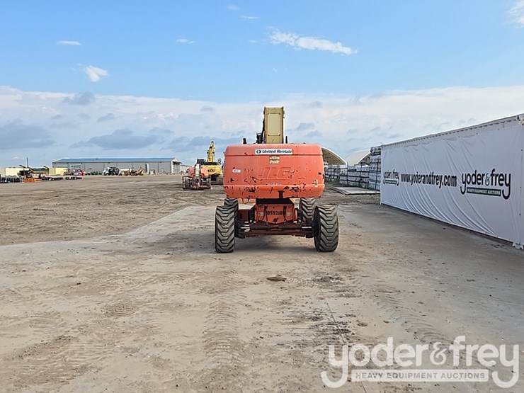 2017-jlg-800s-image-7