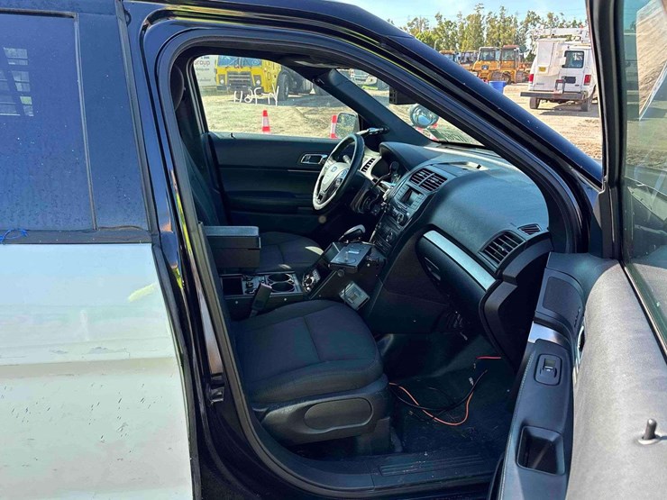2017-ford-explorer-image-24