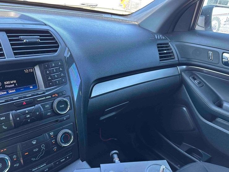 2017-ford-explorer-image-16