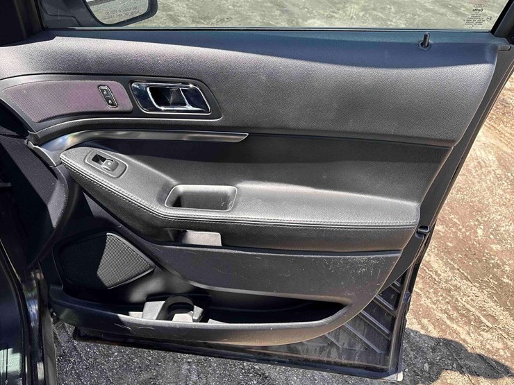 2019-ford-explorer-image-24