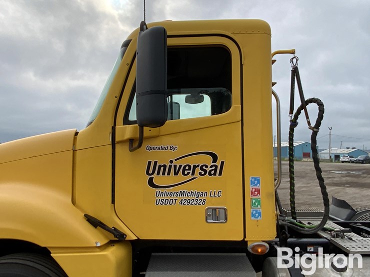 2010-freightliner-columbia-120-image-13