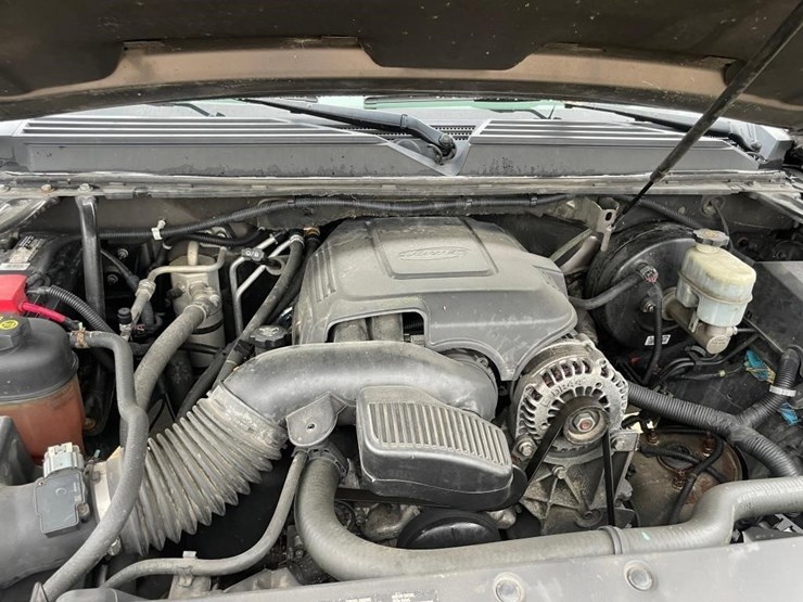 2011-chevrolet-suburban-image-16