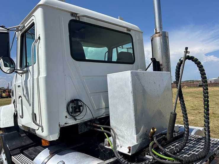 2001-mack-ch613-image-12
